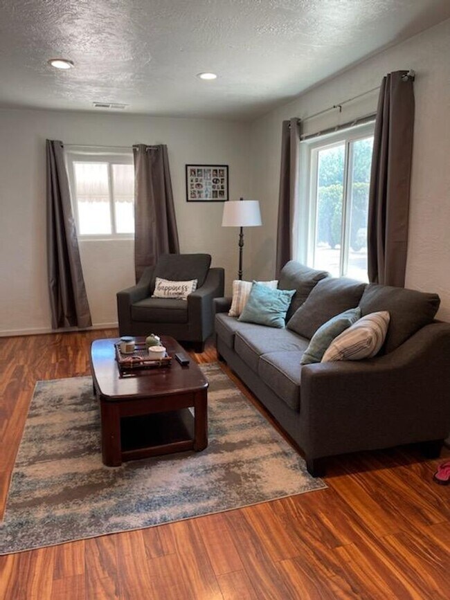 Building Photo - ADORABLE WEST MESA HOME 2 Bedroom 1/BA 1/CG BYA