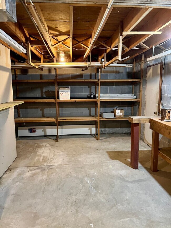 Building Photo - Large home in convent Blacksburg location