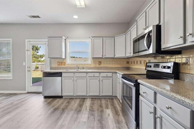 Building Photo - 96 Lenore Ct