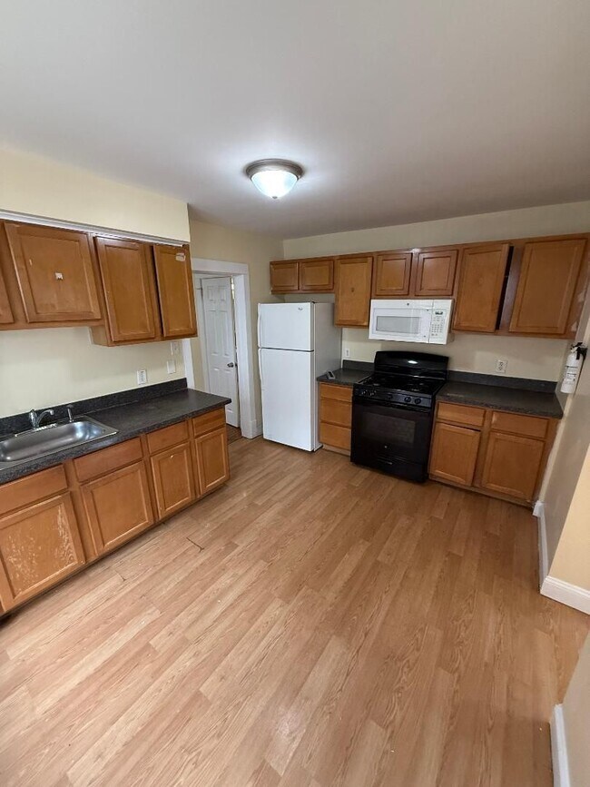 Building Photo - 223 W 23rd St