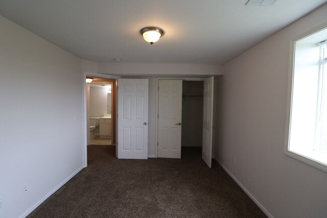 Building Photo - Spacious Town home for rent!