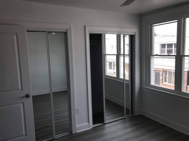 Building Photo - 2841 S Sydenham St
