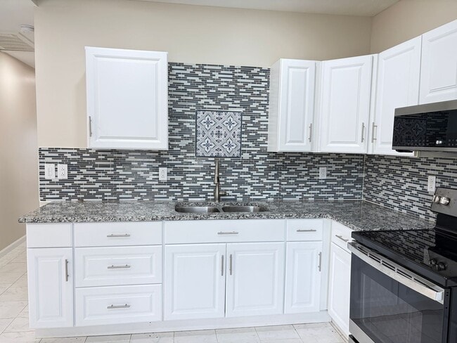 Building Photo - Marvelous 3 Bedroom and 2 Full Bath House!