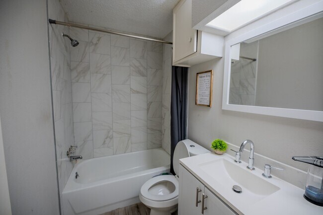 Building Photo - 4606 Meadowood Dr