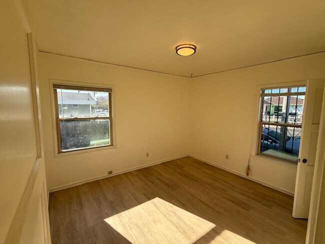 Building Photo - Updated 1-Bedroom Duplex with Lovely Priva...