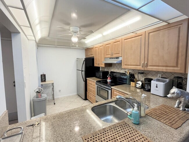 Building Photo - 1 Royal Palm Way