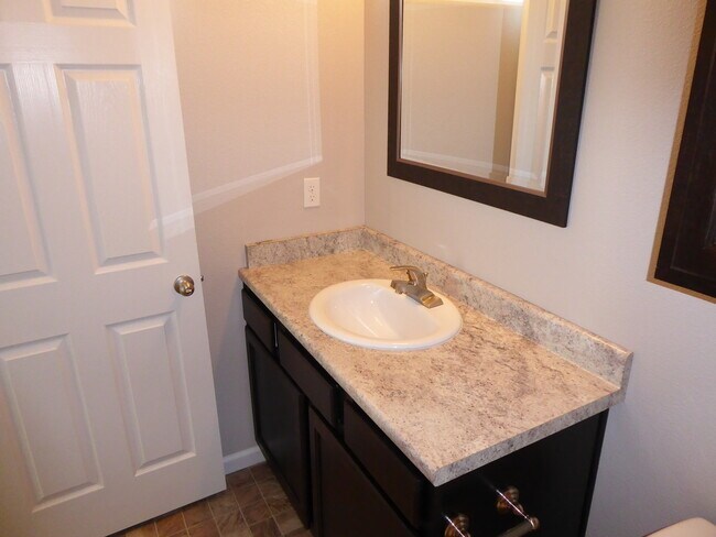 Building Photo - 3 Bedroom 2 Bathroom Home