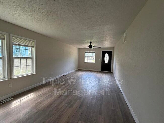 Building Photo - 9937 Carlyle Ave