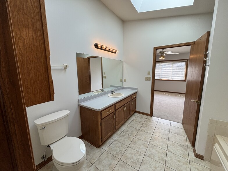 Full Bath - S81W17170 Moonlight Ln