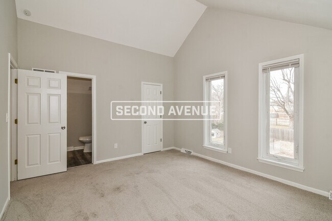 Building Photo - 1804 NE Gatewood Dr