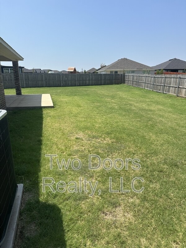 Building Photo - 2229 Roca Dr
