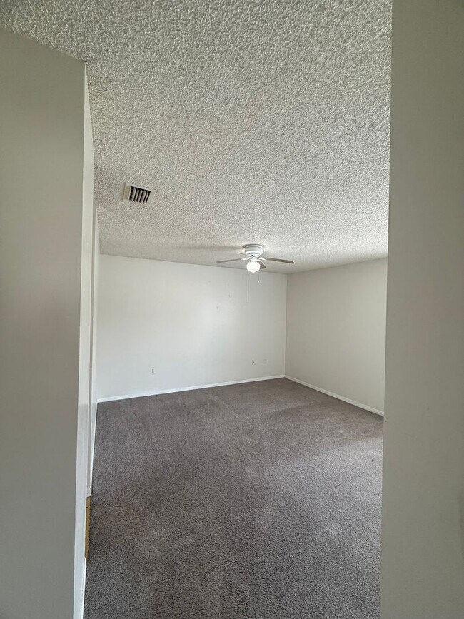 Building Photo - 1101 Spring Meadow Dr