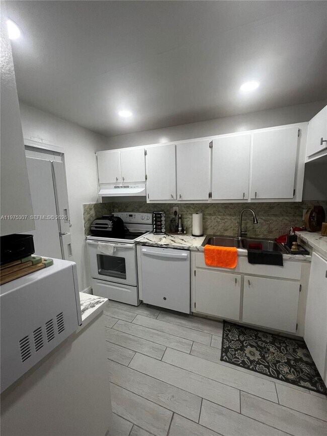 Building Photo - 7610 Stirling Rd