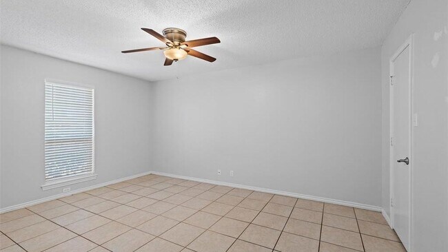 Building Photo - 983 Roaring Springs Rd