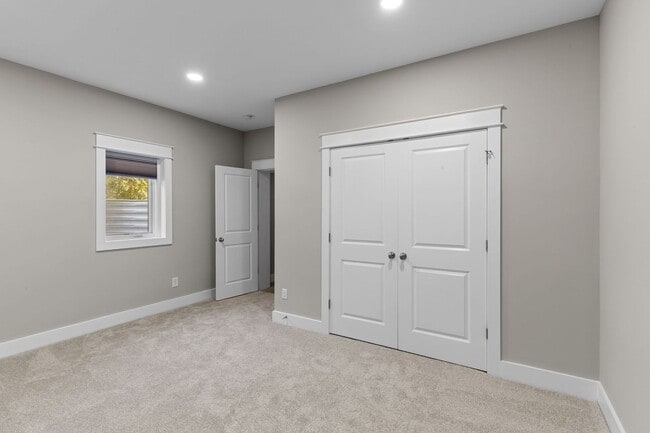 Building Photo - 4 Bedroom/ 2.5 Bath Home in East Nashville...