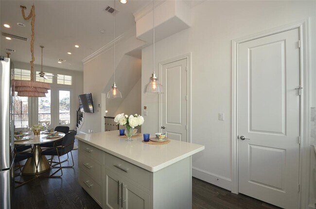 Building Photo - 8620 Emnora Ln