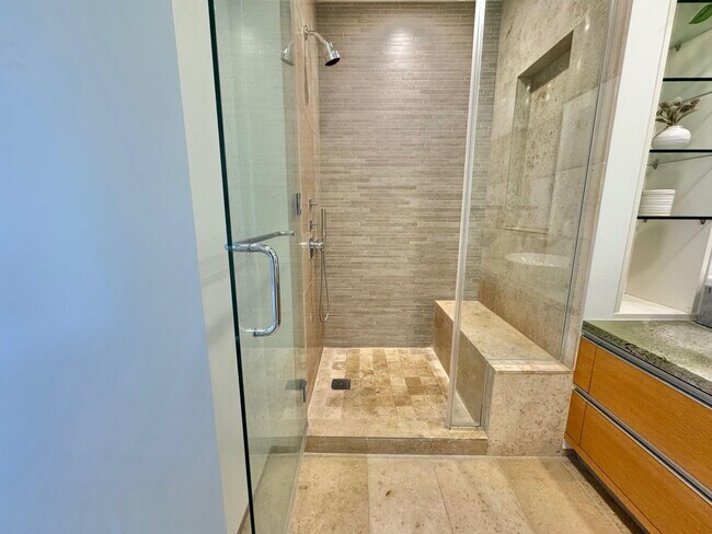 Building Photo - BEAUTIFUL, TURN-KEY HIGH-FLOOR CONTEMPORAR...
