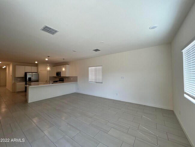 Building Photo - 729 E Diamond Dr