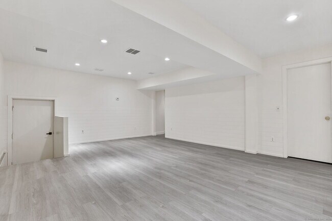 Building Photo - 36 Oak St