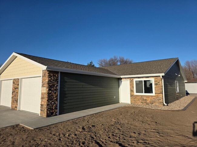 Building Photo - 2516 N Engleman Rd