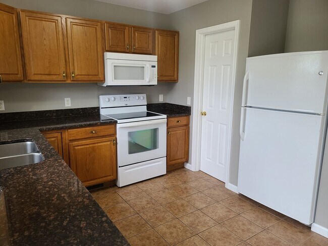 Building Photo - 3 Bed 2.5 Bath Townhome Ready for You in W...