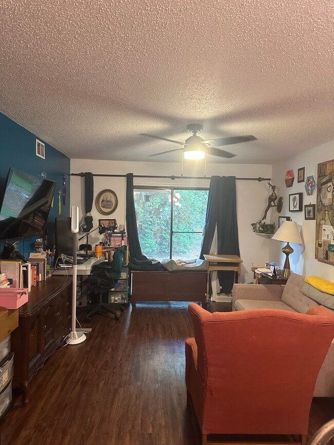 Building Photo - 2 bedroom, 1 Jack-and-Jill bath located on...