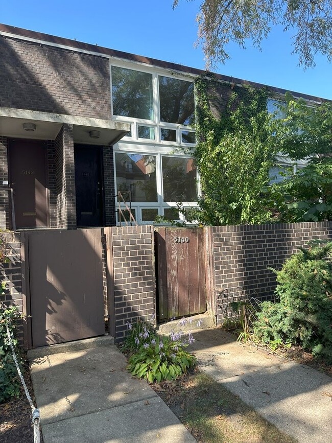 Building Photo - Hyde Park Town-House for Rent