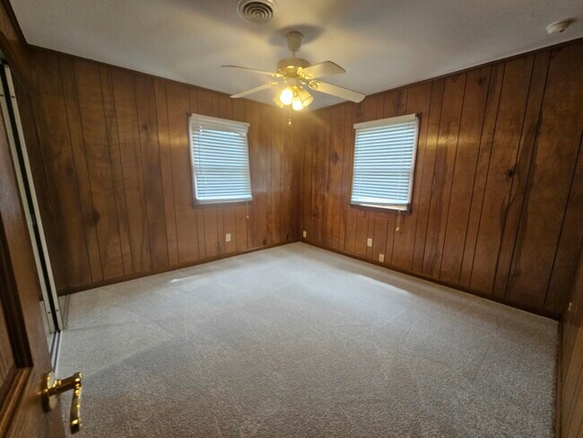 Building Photo - 8150 N Thorsen Ln