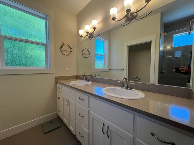 Building Photo - Newer Three bed, 2.5 bath Ashland Home | Available February!