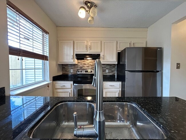 Building Photo - ? Move-In Ready 3BR Townhome | Ask About O...