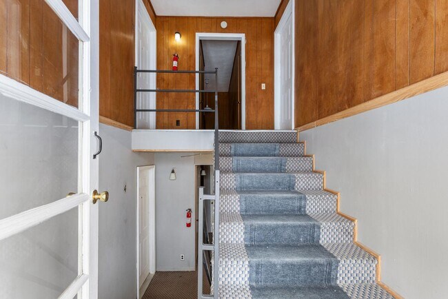 Building Photo - 305 N Elizabeth St