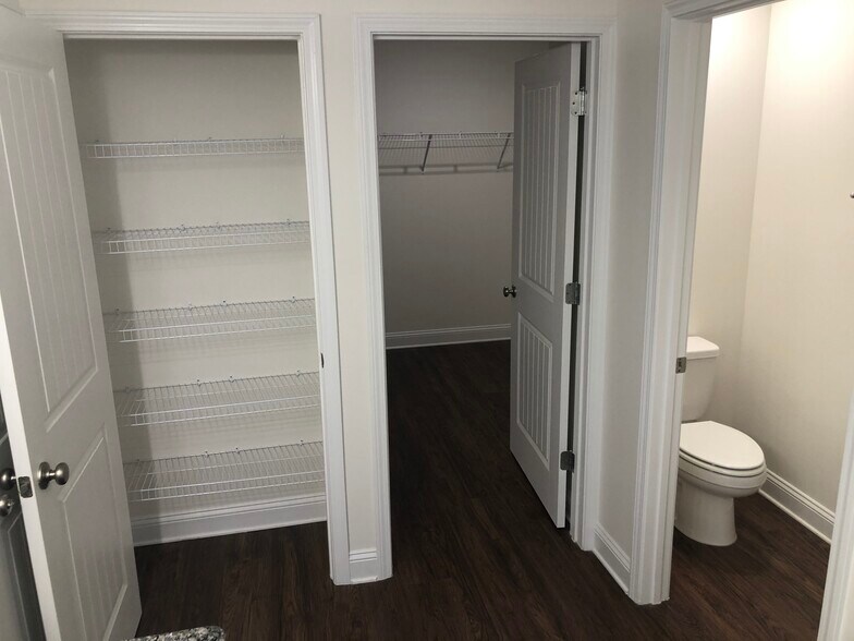 Building Photo - 3150 Creek Village Ln