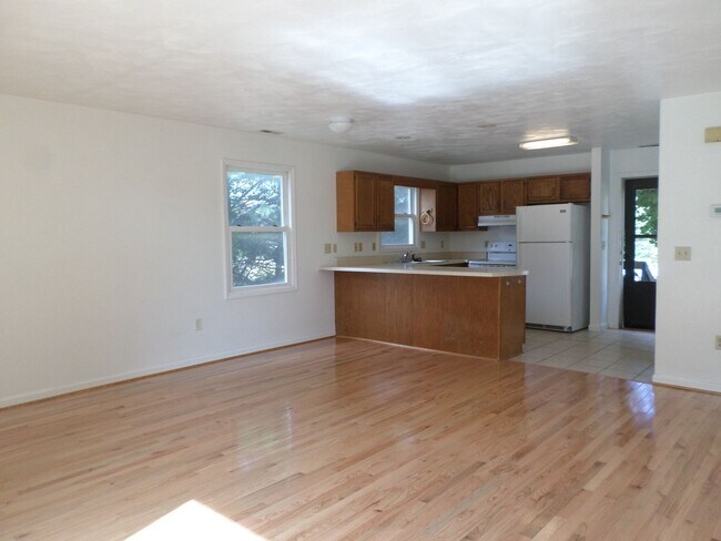 Building Photo - 3 Bedroom 2.5 Bath Duplex
