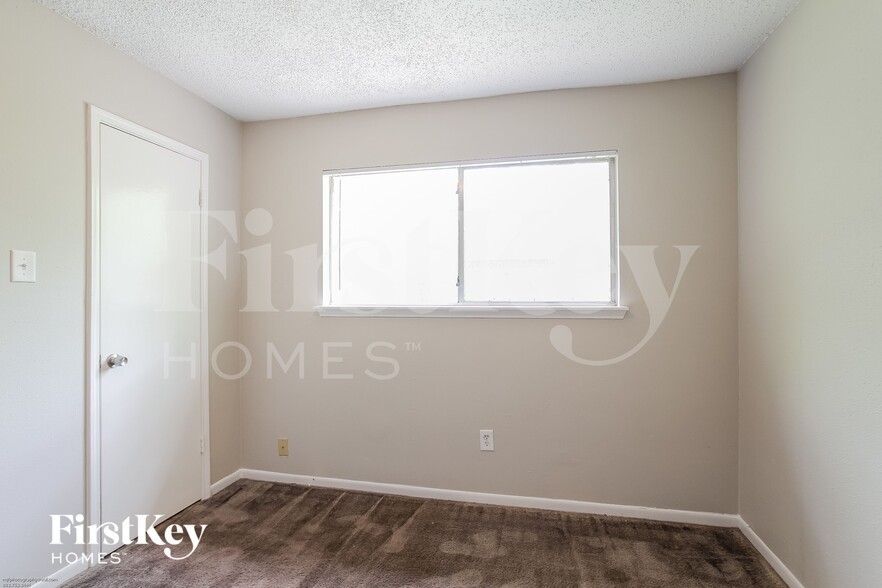 Building Photo - 6426 New World Dr