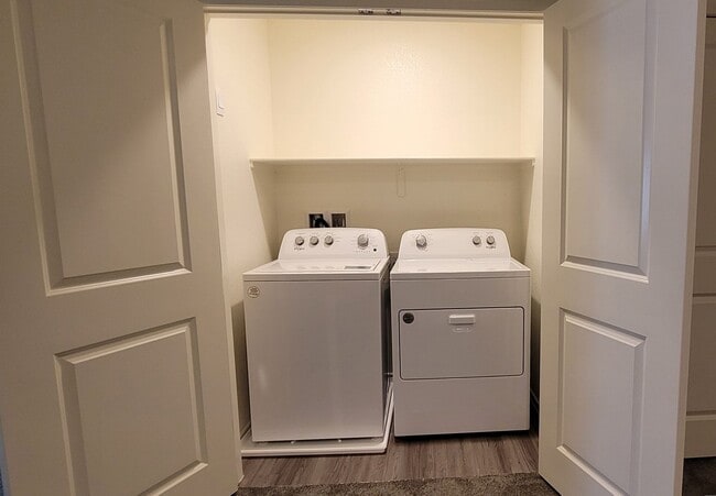 Building Photo - LIKE BRAND NEW AND BEAUTIFUL! 3 BEDROOMS, 2.5 BATHS