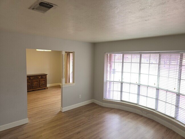 Building Photo - 2007 Southwood Dr