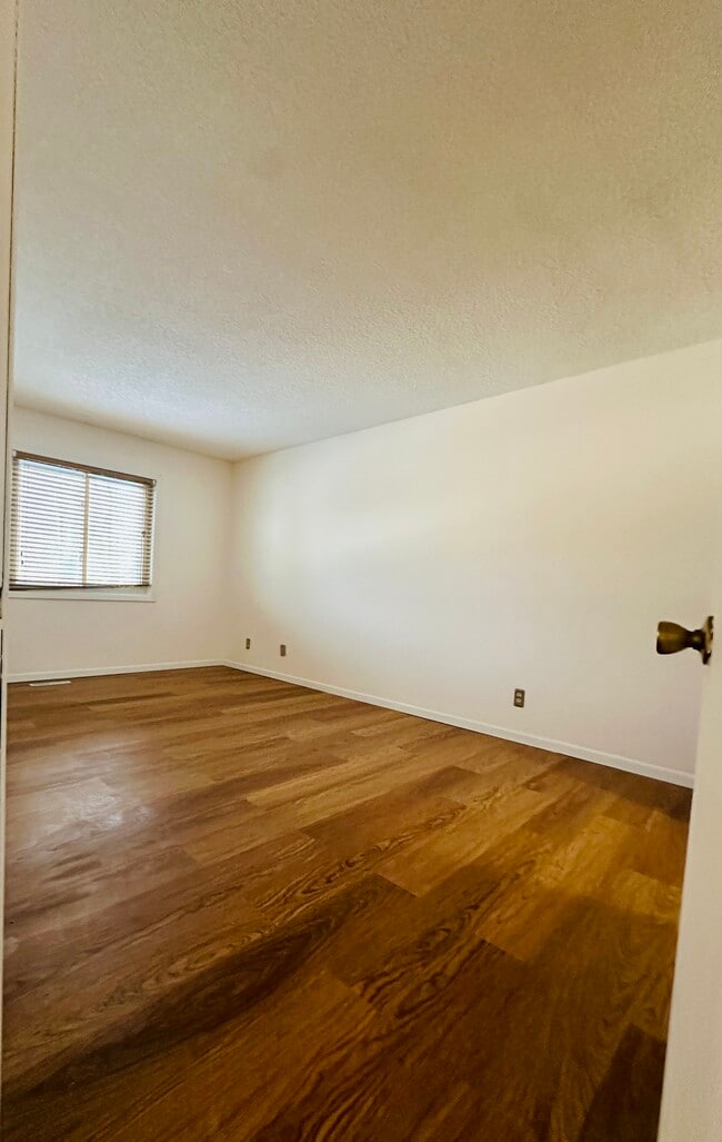 Building Photo - Condo on Park