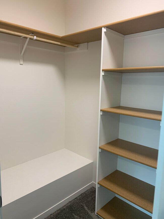 Building Photo - Beautiful 3 bedroom/3 bath daylight ranch townhome in SE Lincoln