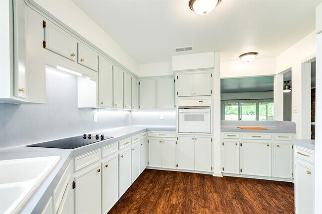 Building Photo - 438 Wellshire Dr