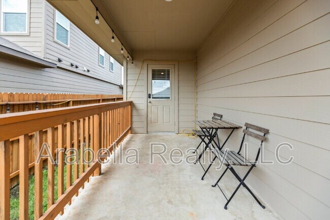 Building Photo - 6420 Kingsley Edge