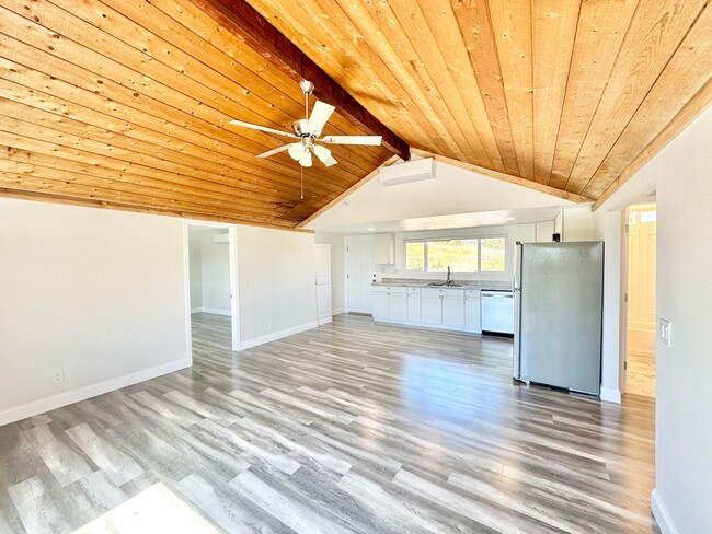 Building Photo - Wonderful & Freshly Remodeled, Spacious Si...