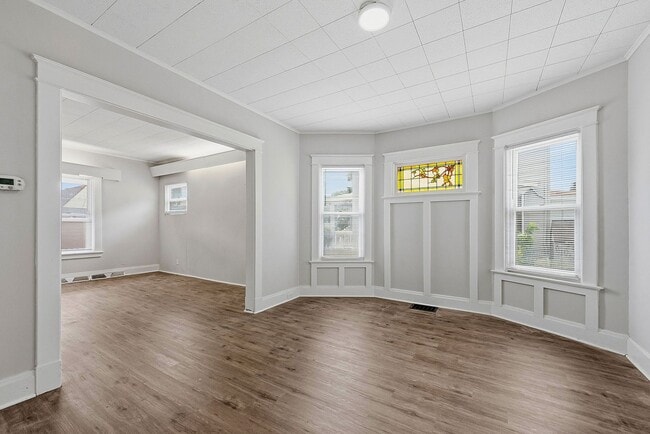 Building Photo - CHEVIOT: Charming 4 bed 2.5 bath 1 car detached garage