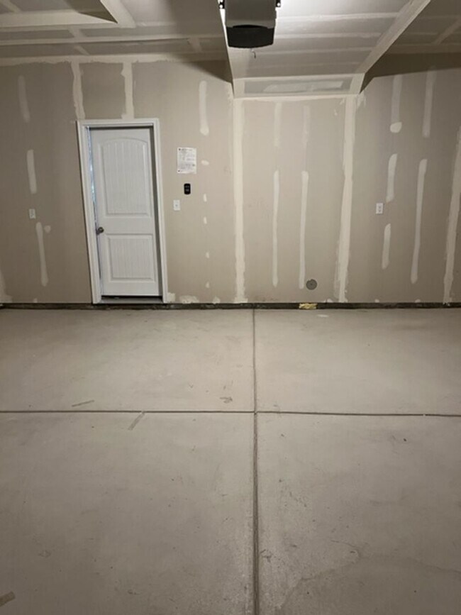 Building Photo - PRACTICALLY NEW 3 Bedroom Townhome