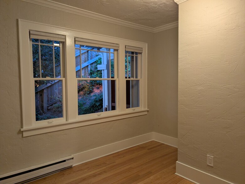 Building Photo - 2424 Hobart Ave SW