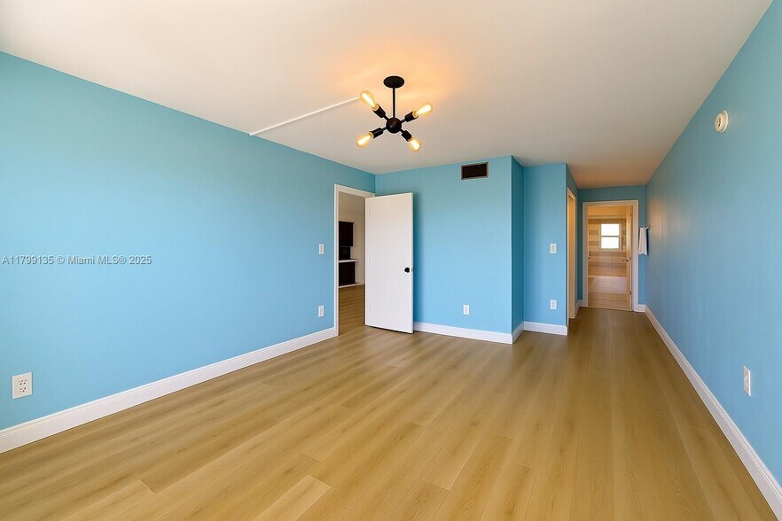 Building Photo - 2200 Bay Dr
