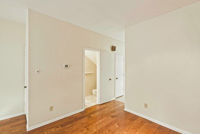 Building Photo - Dallas Townhome with Reserved Parking