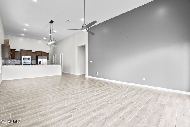 Building Photo - 13757 Villa Vista Ave