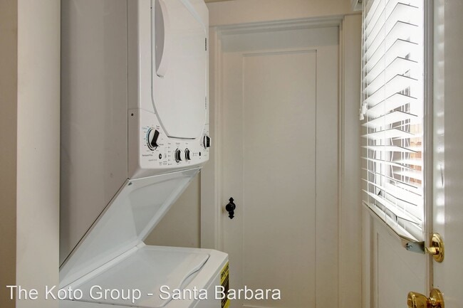 Building Photo - 617 De La Vina St