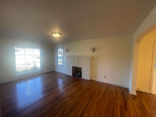 Building Photo - Charming 2-Bed, 1.5-Bath With Flex Space f...