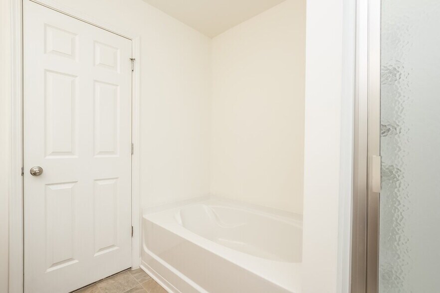 Building Photo - 1577 Shire Village Dr